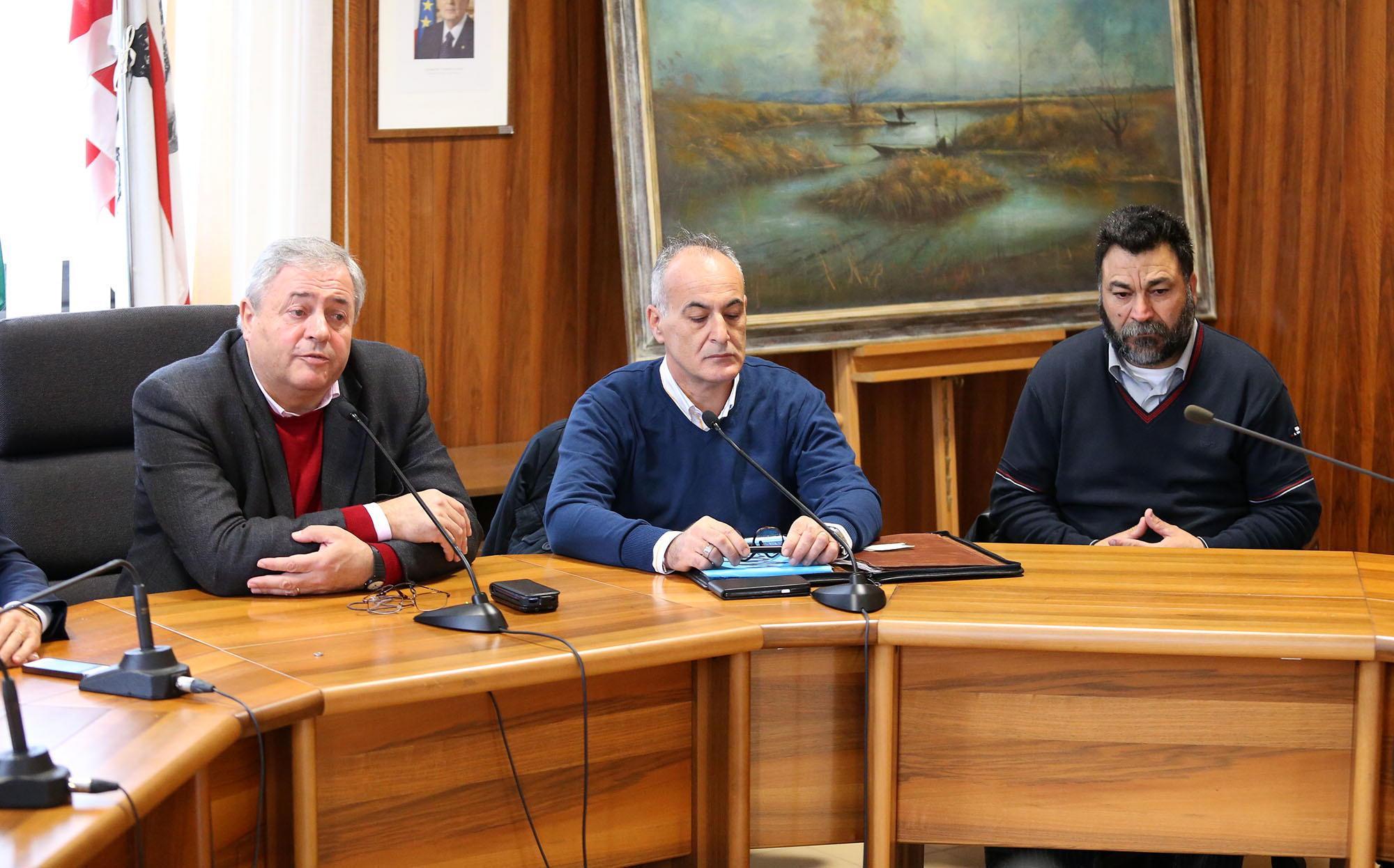 Da sinistra Pierluigi Galligani, sindaco di Ponte,  Massimiliano Massimi, padre di Massimo, e Salvatore Hanoman