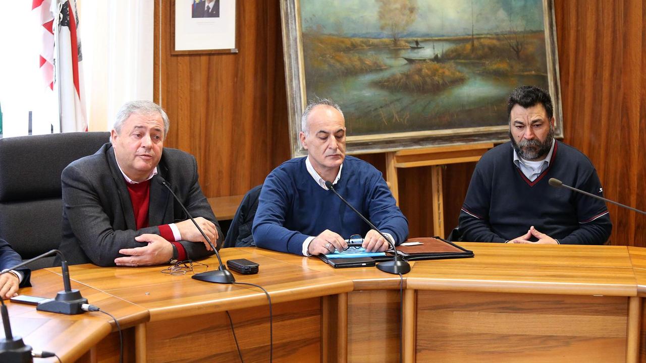 Da sinistra Pierluigi Galligani, sindaco di Ponte, Massimiliano Massimi, padre di Massimo, e Salvatore Hanoman