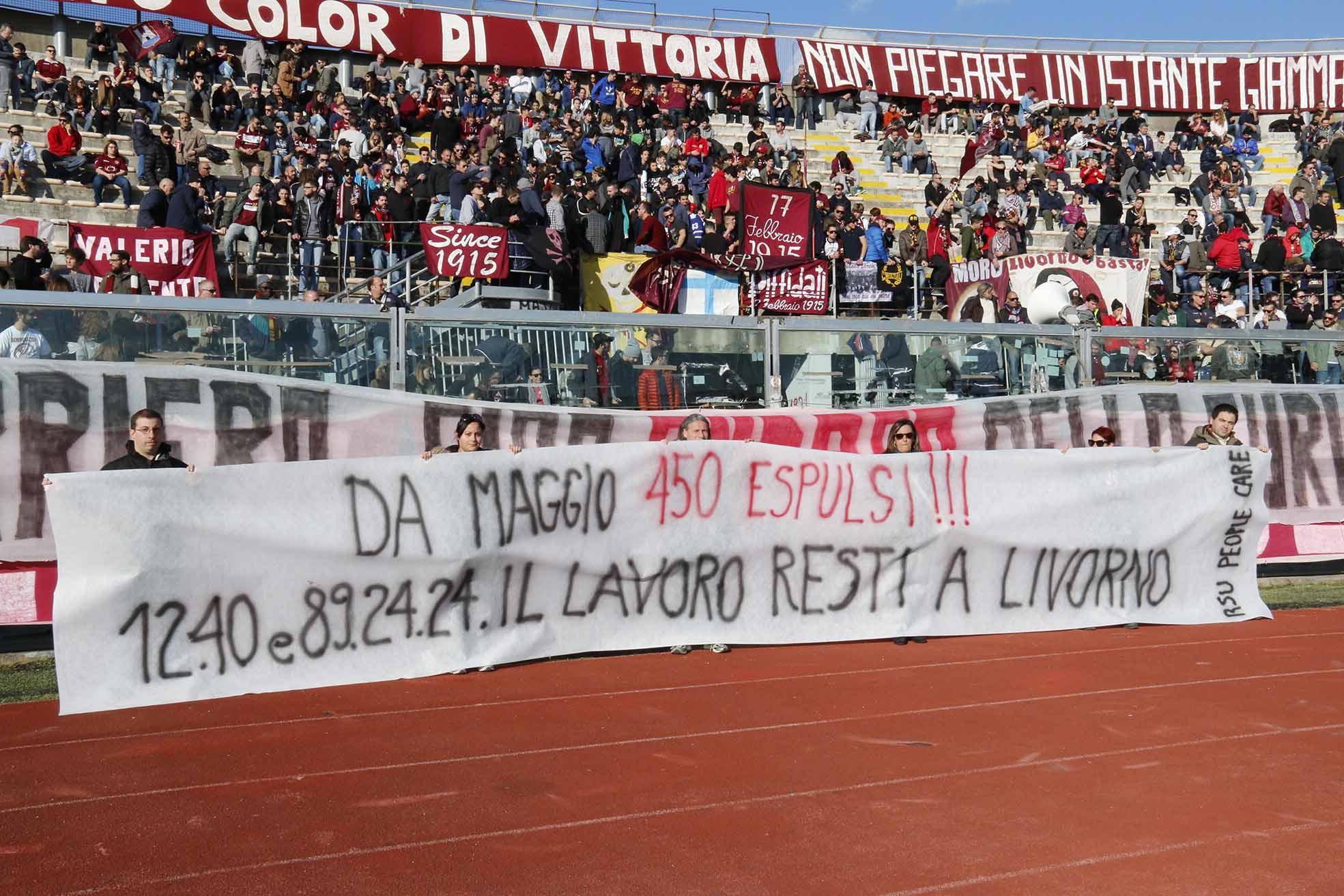 Lo striscione dei lavoratori People Care allo stadio (foto Pentafoto)