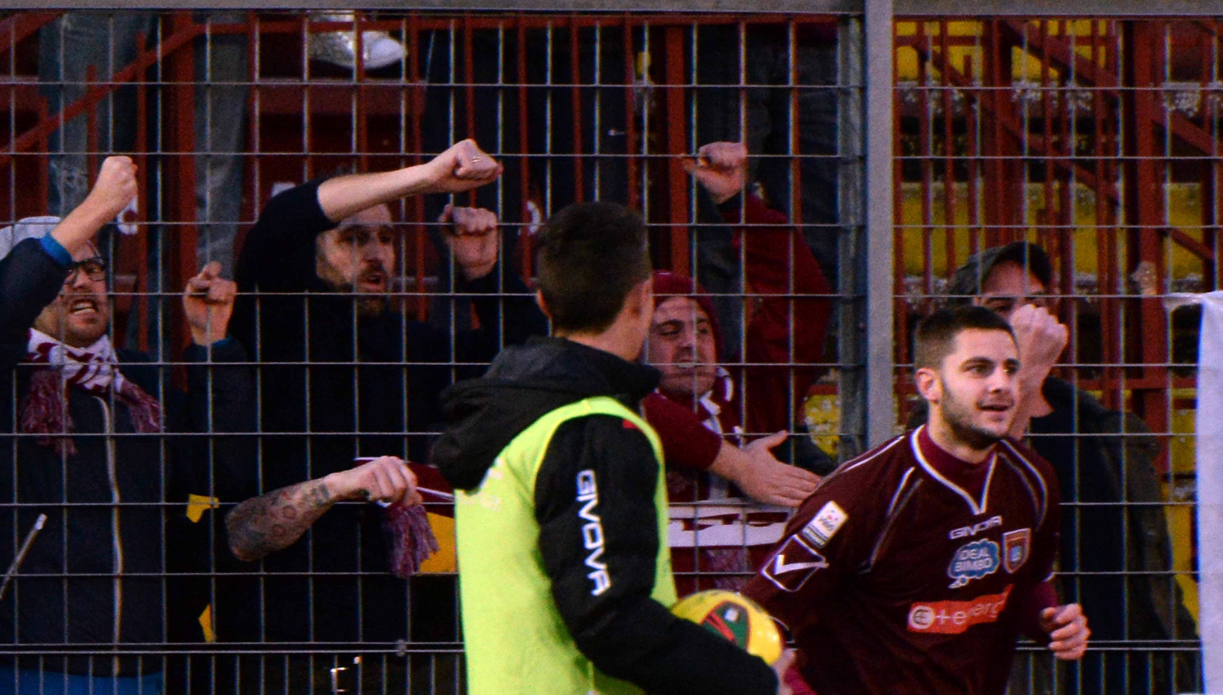 L'esultanza di Cesaretti dopo il primo gol all'Ancona (foto Silvi)