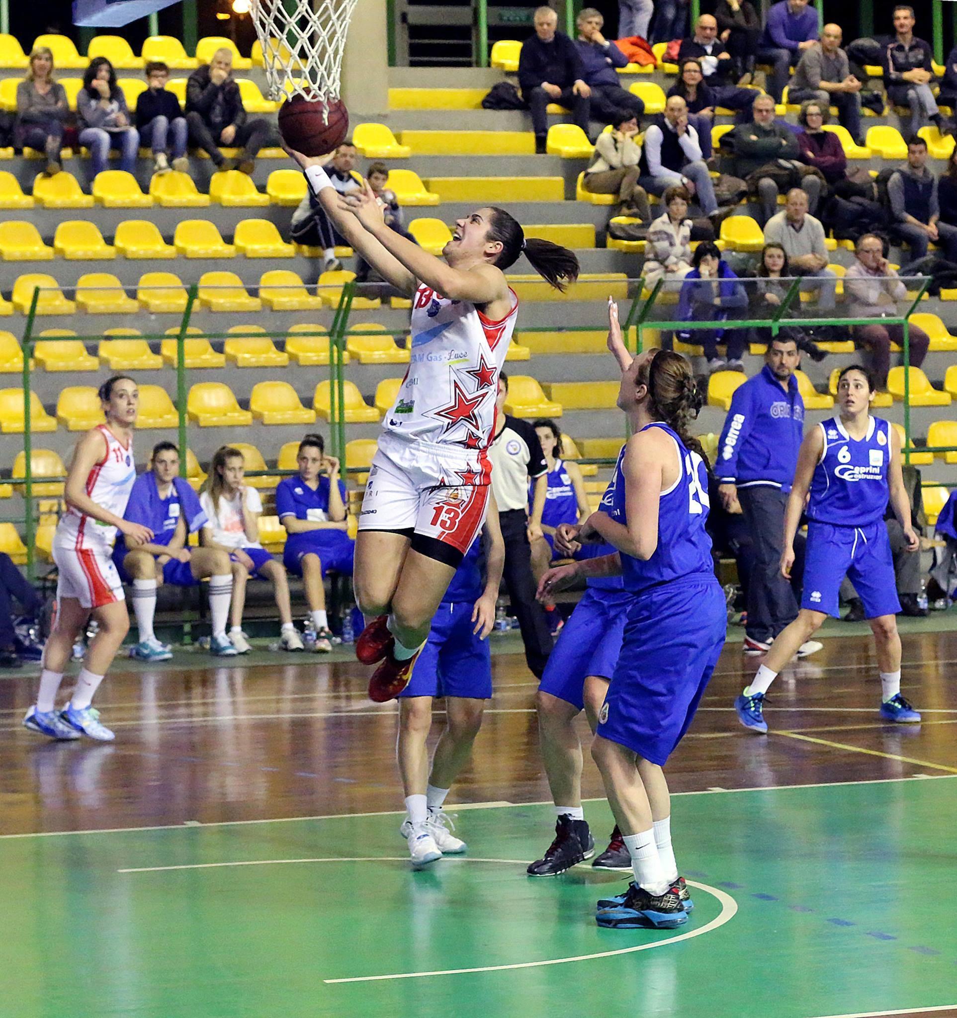 La pivot Nikolina Milic a canestro (foto Roberto Liberi)