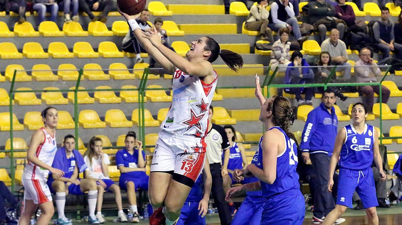 La pivot Nikolina Milic a canestro (foto Roberto Liberi)