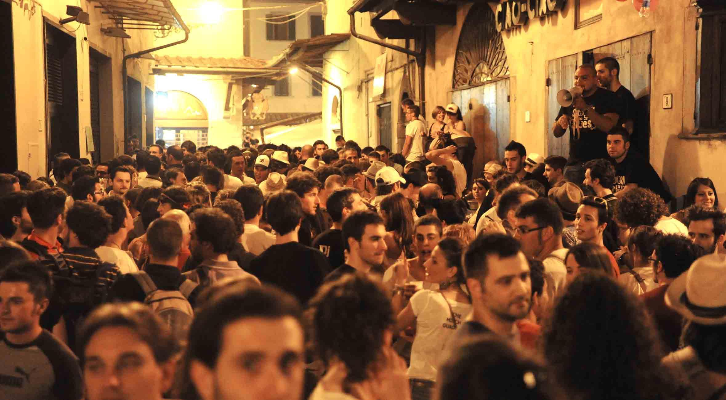 Giovani di sera sulla Sala (foto Gori)