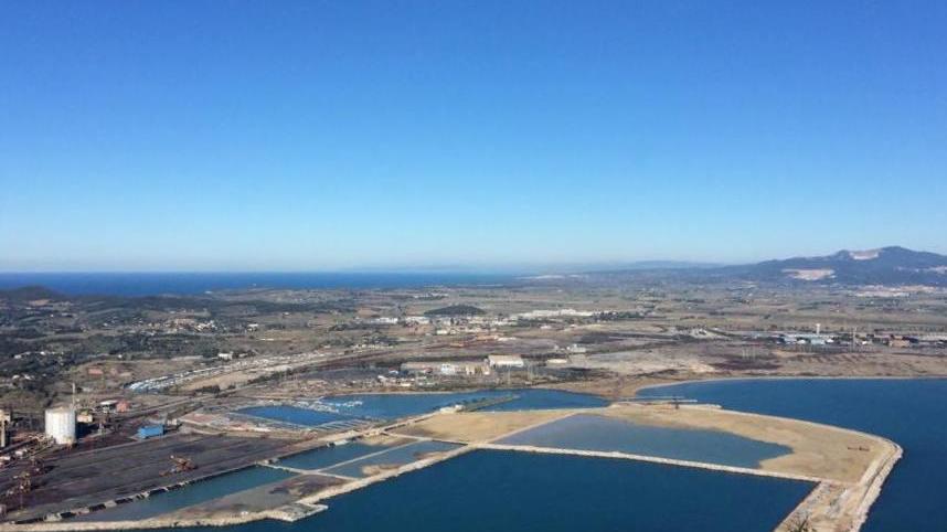 Un'immagine aerea del porto di Piombino