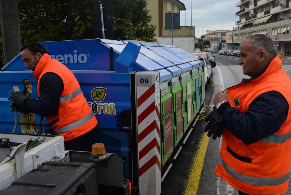 C’è chi getta l’immondizia una volta l’anno con Igenio