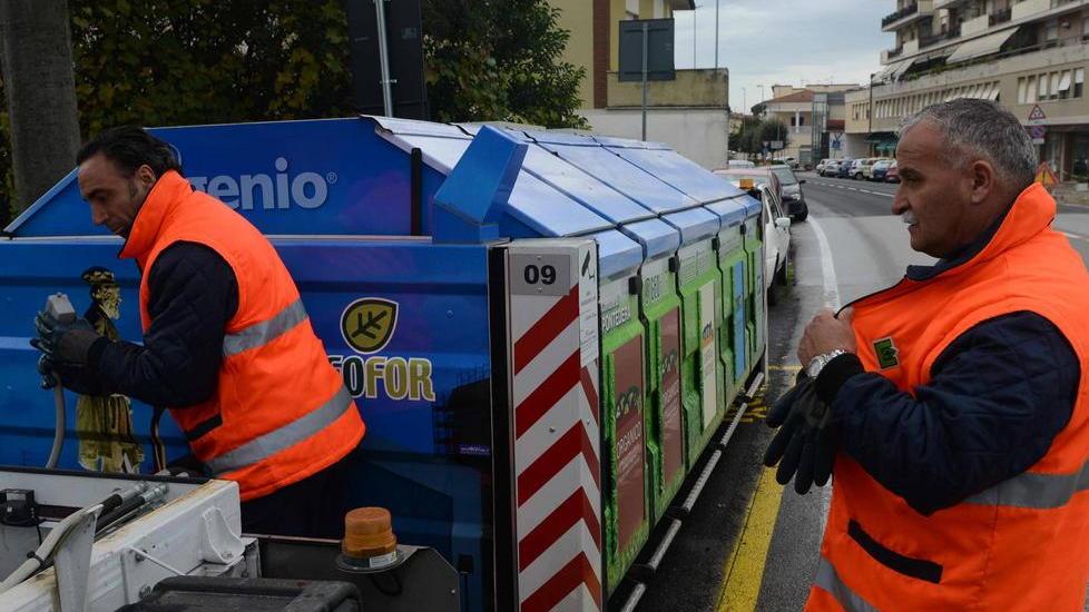 C’è chi getta l’immondizia una volta l’anno con Igenio