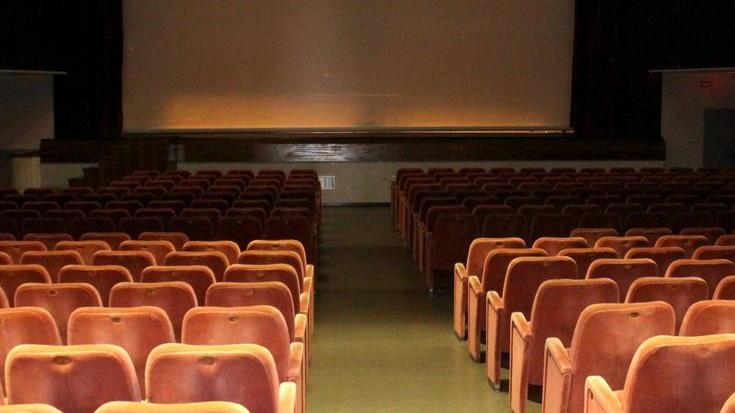 Problemi al tetto del teatro lavori rinviati all’estate
