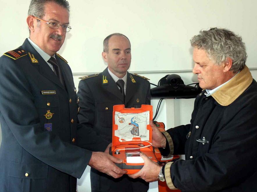 L’Asl consegna i defibrillatori alla Finanza