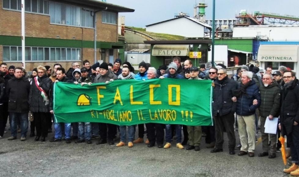 La Falco all’ultima sirena Operai col lutto al braccio