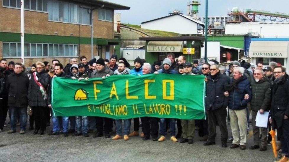 La Falco all’ultima sirena Operai col lutto al braccio