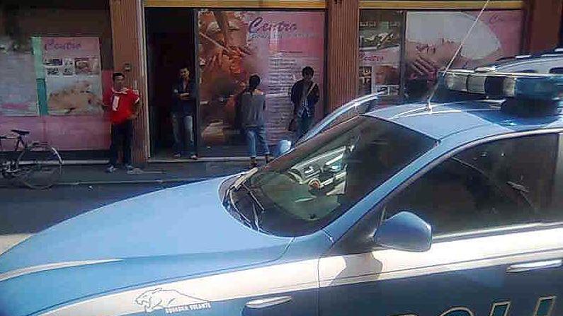 Bloccato nel negozio che voleva rapinare: arrestato dalla polizia