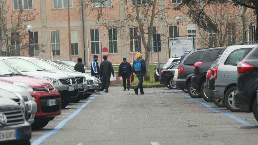 Parcheggiatori abusivi, arriva la sbarra