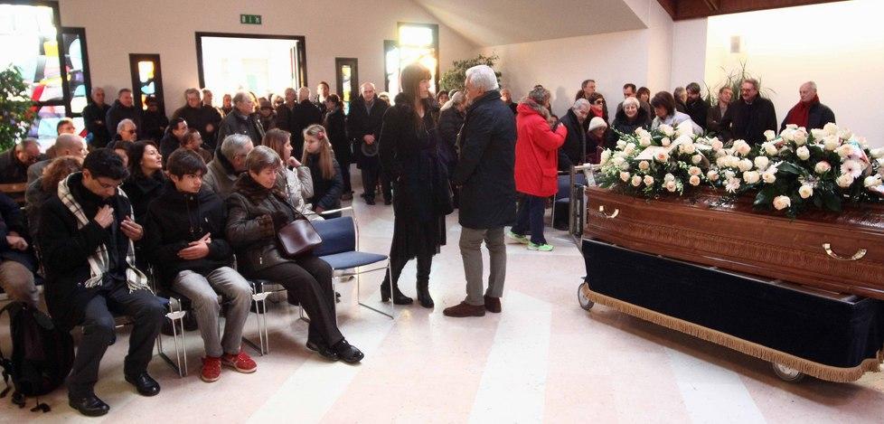 Lenzi salutato da tutti i suoi ragazzi 