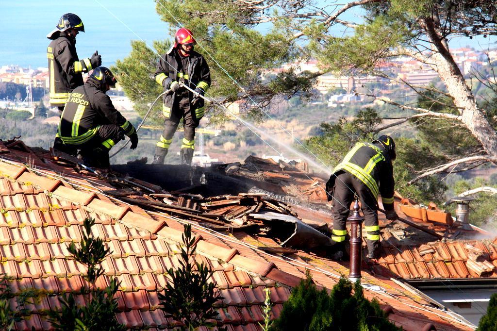 I vigili del fuoco in azione sul tetto della villetta a Montenero