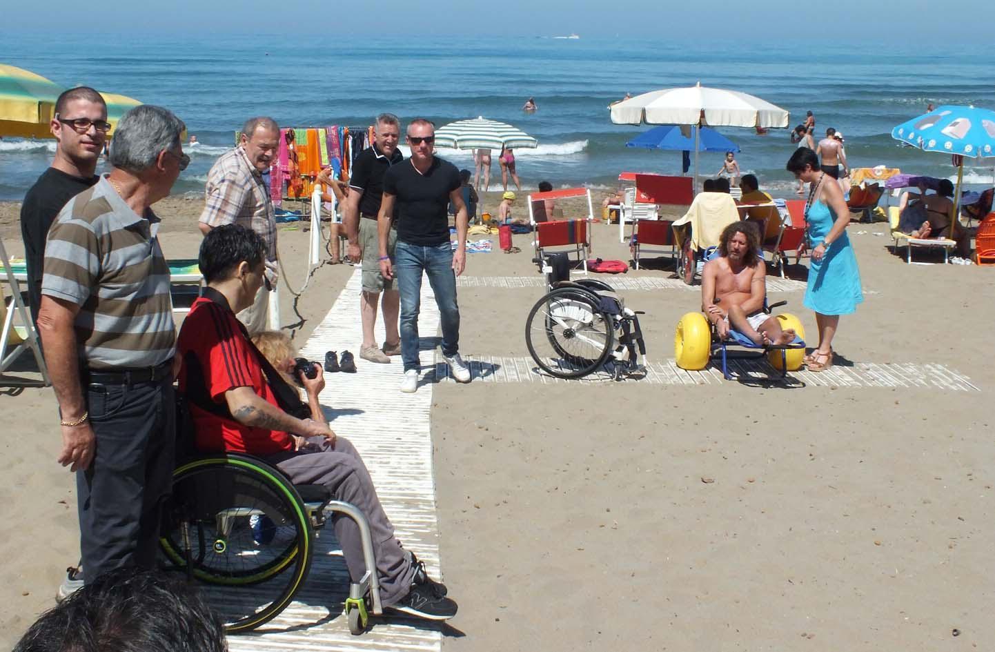 La passerella allo stabilimento attrezzato per disabili in via del Faro (foto Paolo Barlettani)