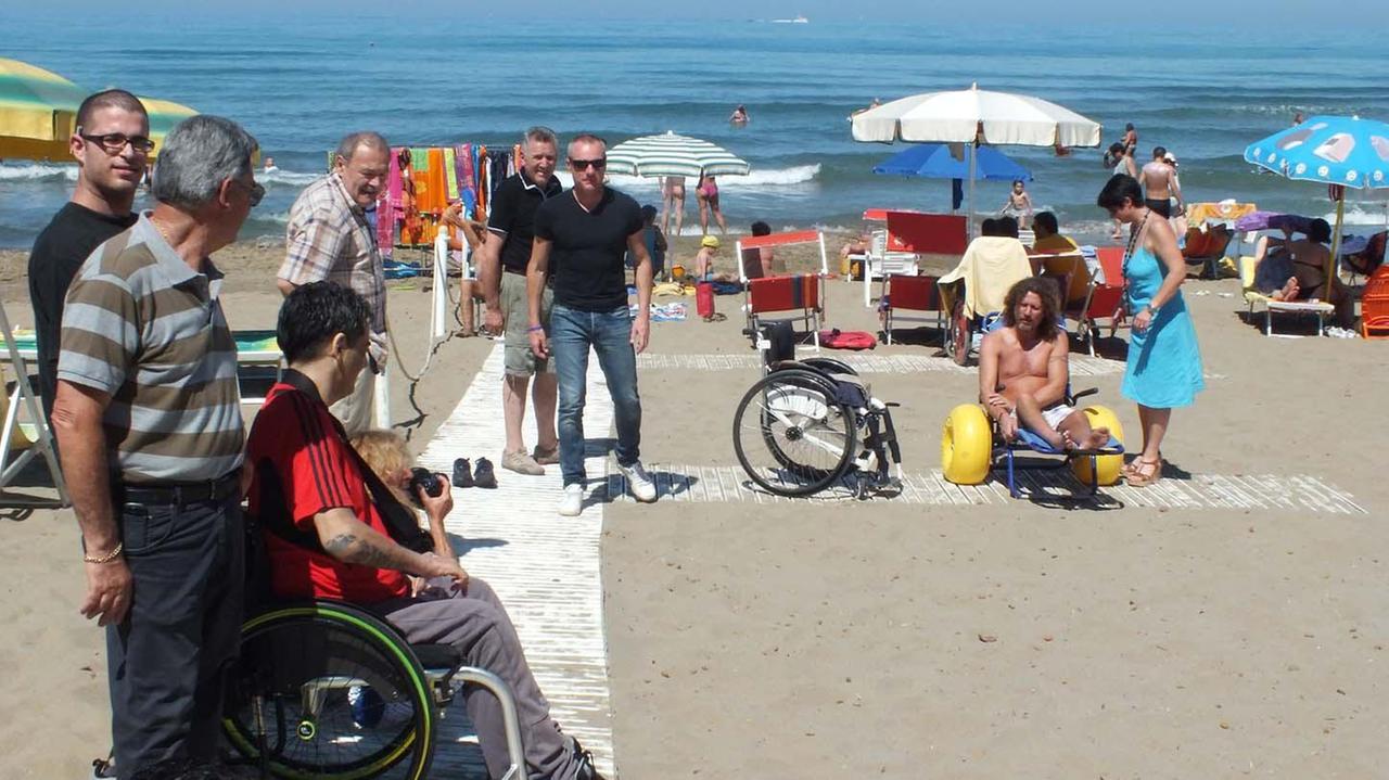La passerella allo stabilimento attrezzato per disabili in via del Faro (foto Paolo Barlettani)