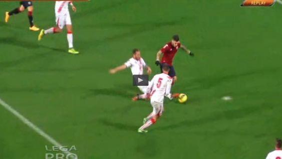 Fermoimmagine dell'azione che ha portato al rigore contestato dal Grosseto (da Lega Pro Channel)