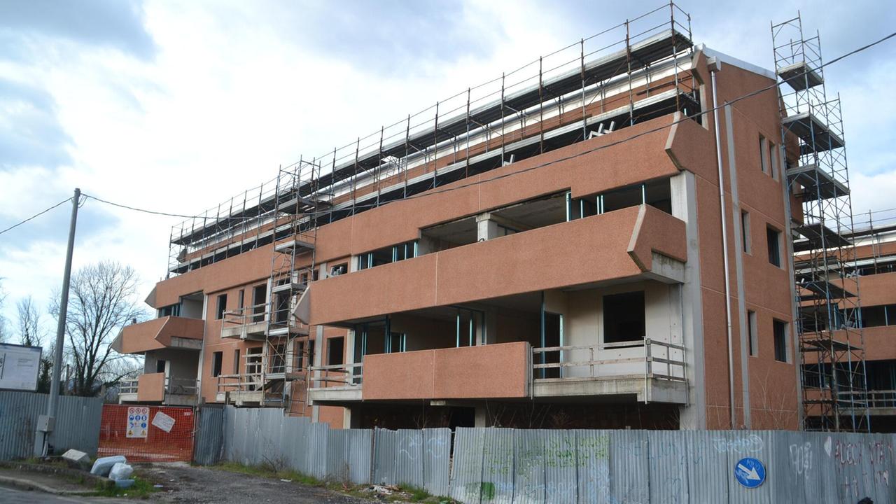 Uno degli edifici ancora da completare nella zona di Pontetetto (Vip)