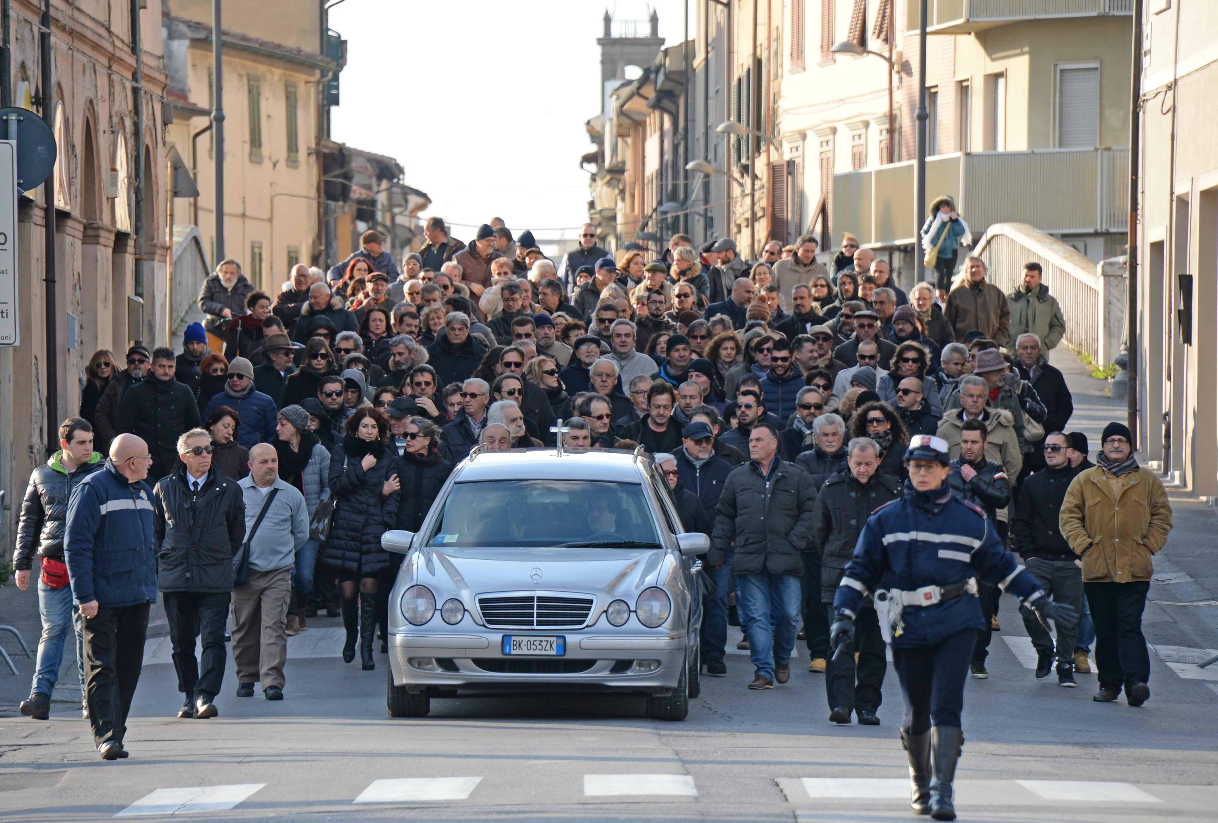 Il corteo funebre per l'ultimo saluto a Fabiano Angiolini (foto Franco Silvi)