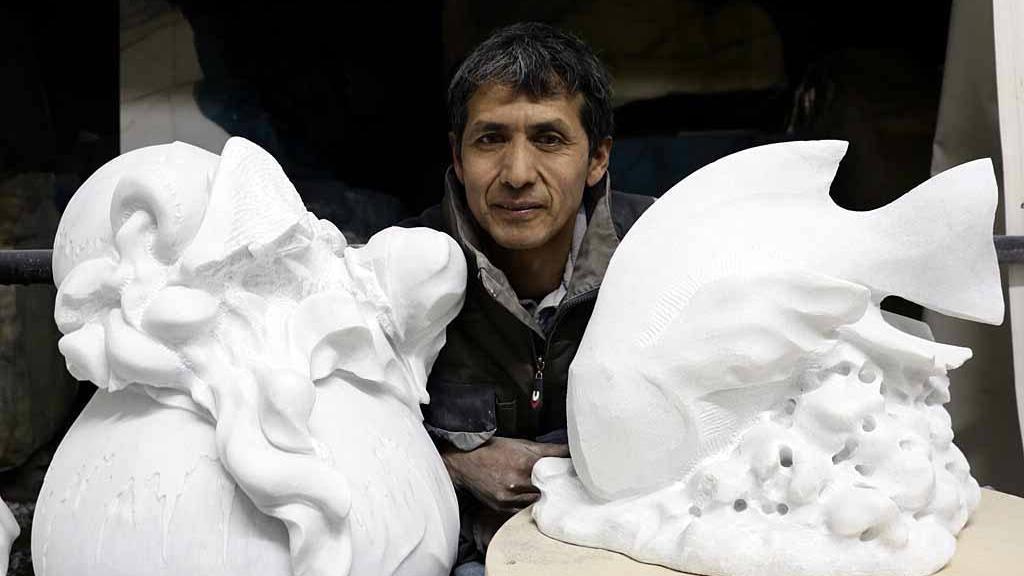 Lo scultore ecuadoregno Mario Tapia