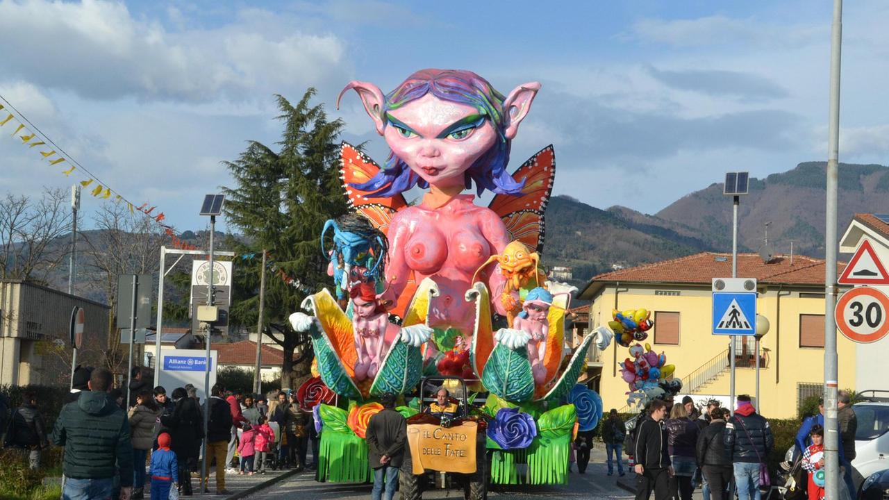 Uno dei carri in concorso al CarnevalMarlia (Vip)