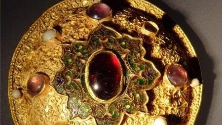La fibula scoperta a Montieri ed esposta alla Pinacoteca di Siena