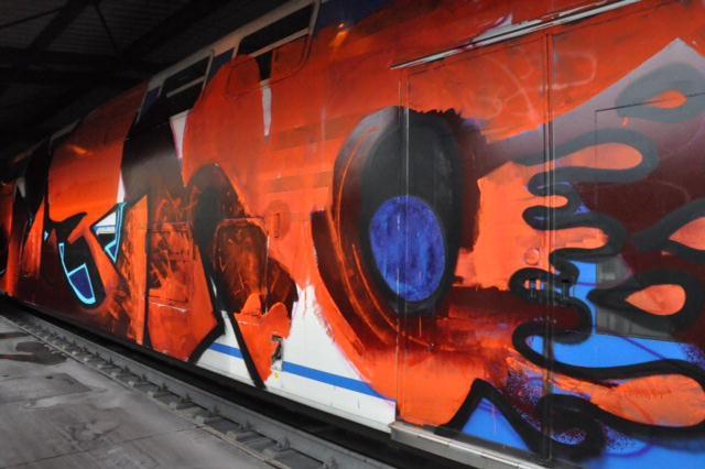 I graffitari stavolta hanno verniciato anche i finestri del locomotore e il treno non è partito