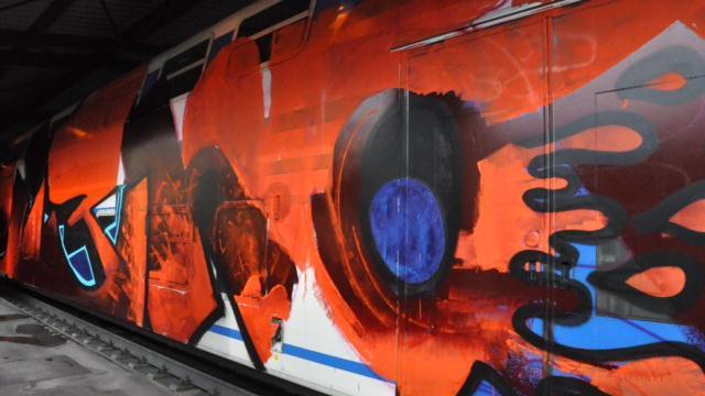 I graffitari stavolta hanno verniciato anche i finestri del locomotore e il treno non è partito
