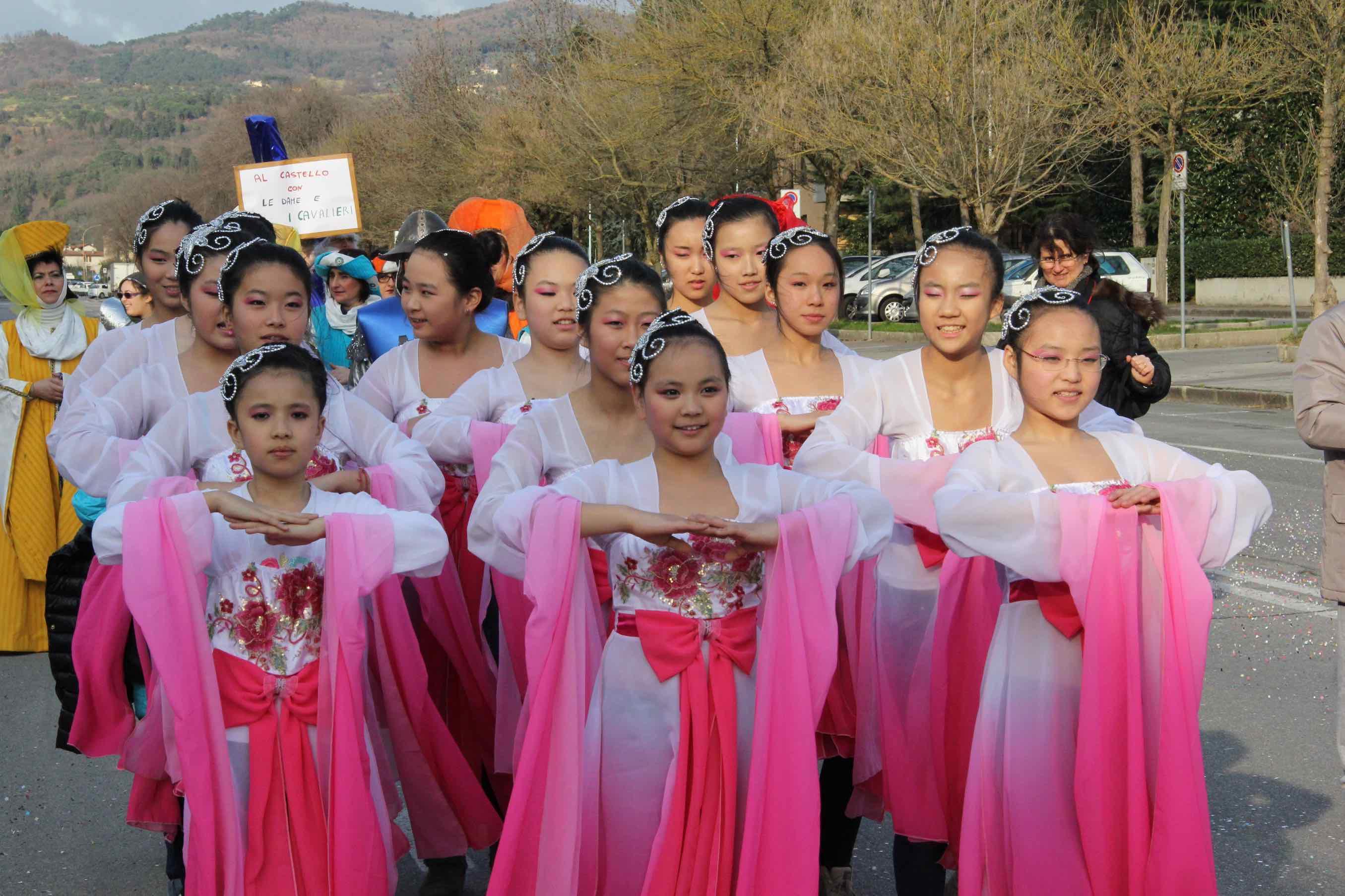 Damine cinesi sfilano al Carnevale di Galcetello