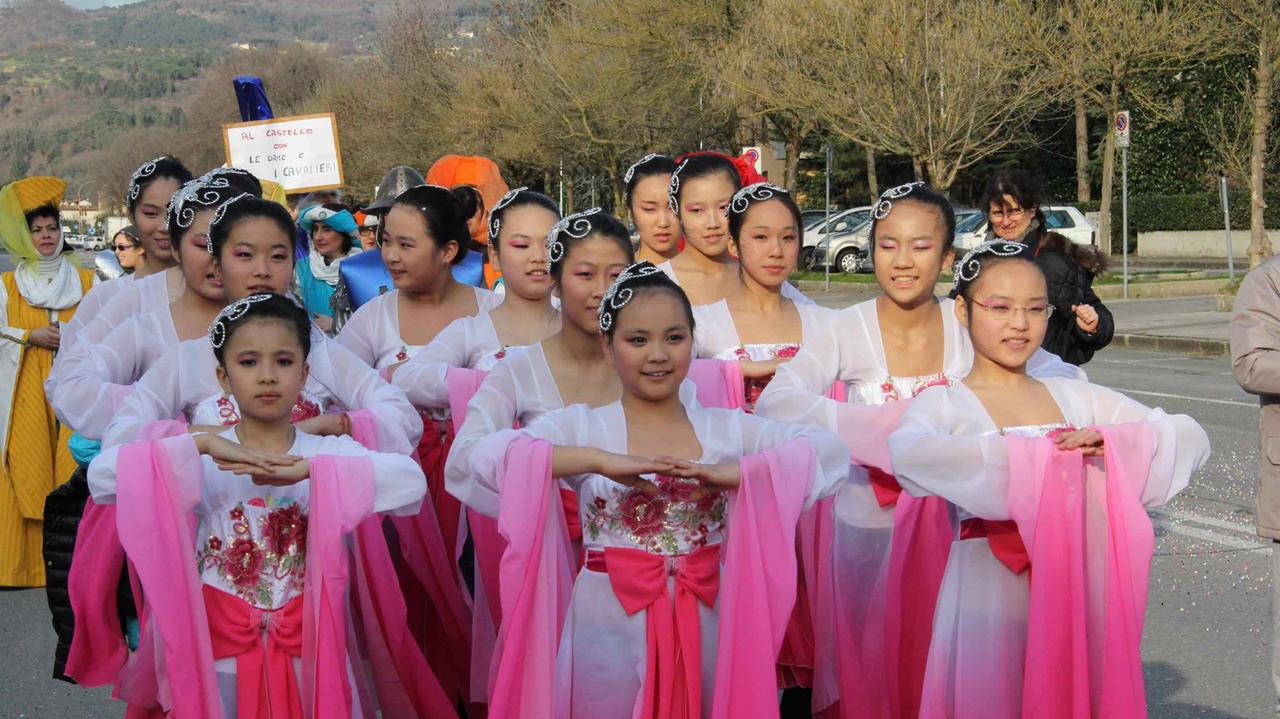 Damine cinesi sfilano al Carnevale di Galcetello