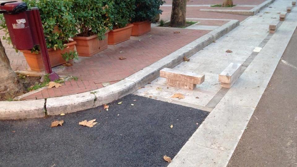 Inciampa nei dissuasori di sosta e finisce in ospedale