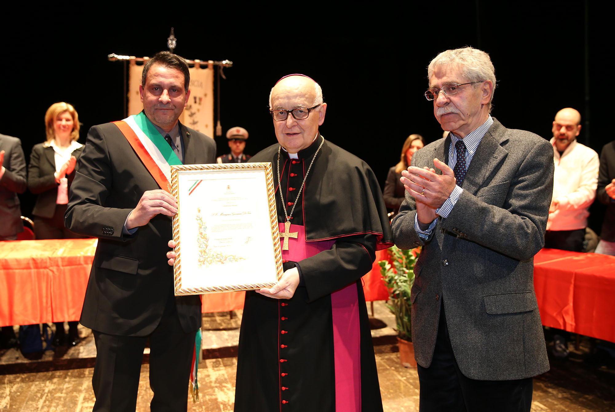 Il vescovo Giovanni De Vivo mentre riceve la cittadinanza onoraria (foto Nucci)