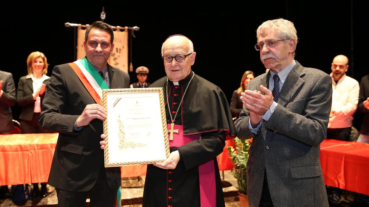 Il vescovo Giovanni De Vivo mentre riceve la cittadinanza onoraria (foto Nucci)