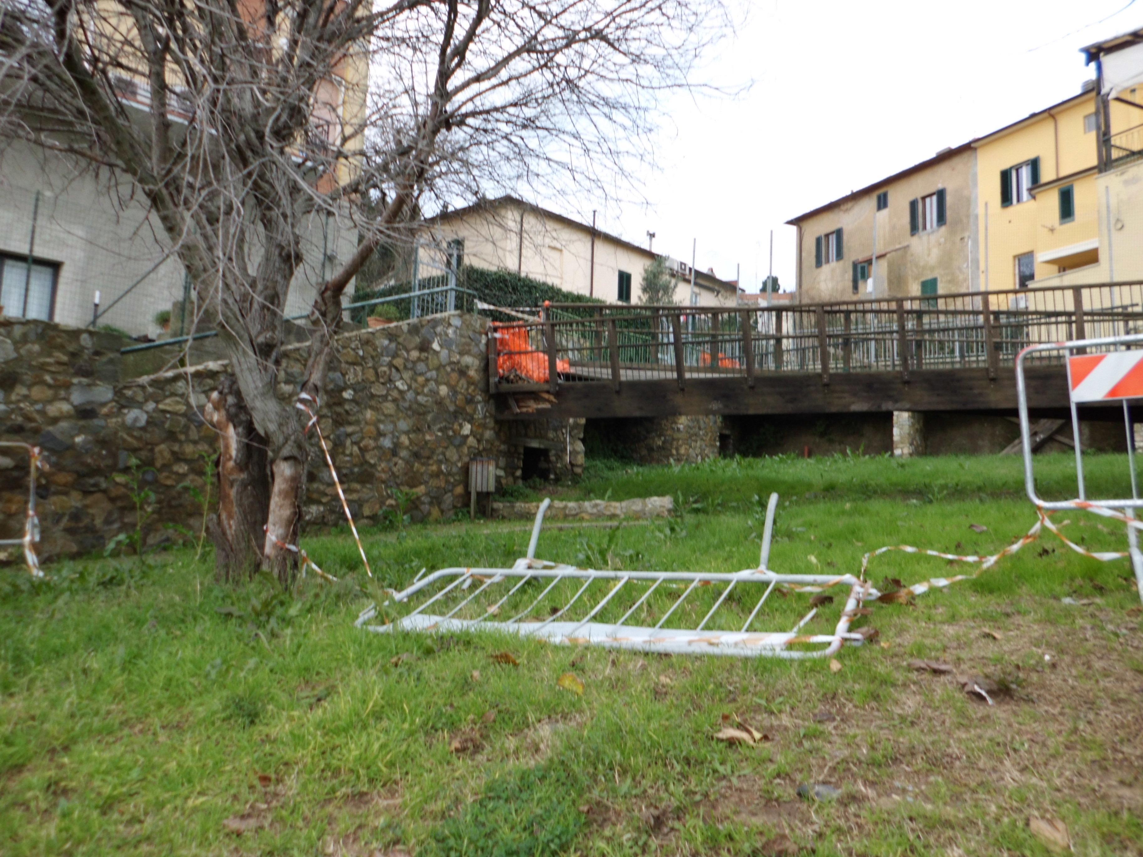 Percorsi pedonali pericolosi e transenne che hanno ceduto