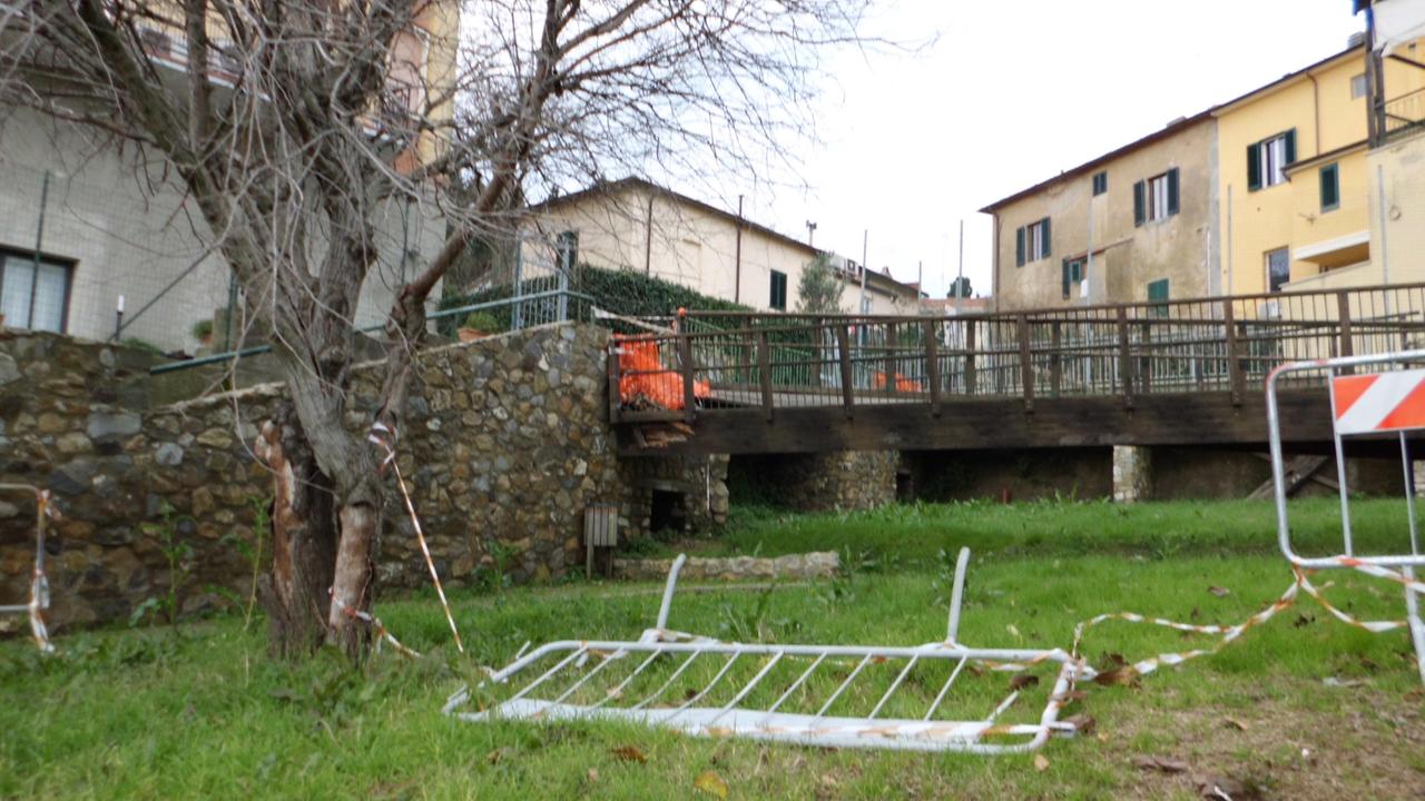 Percorsi pedonali pericolosi e transenne che hanno ceduto