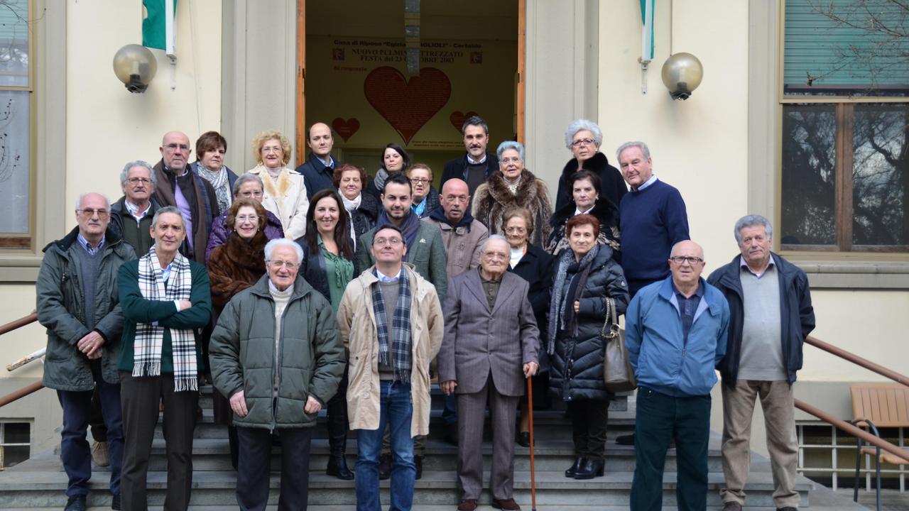 I soci del circolo e i rappresentanti della casa di riposo