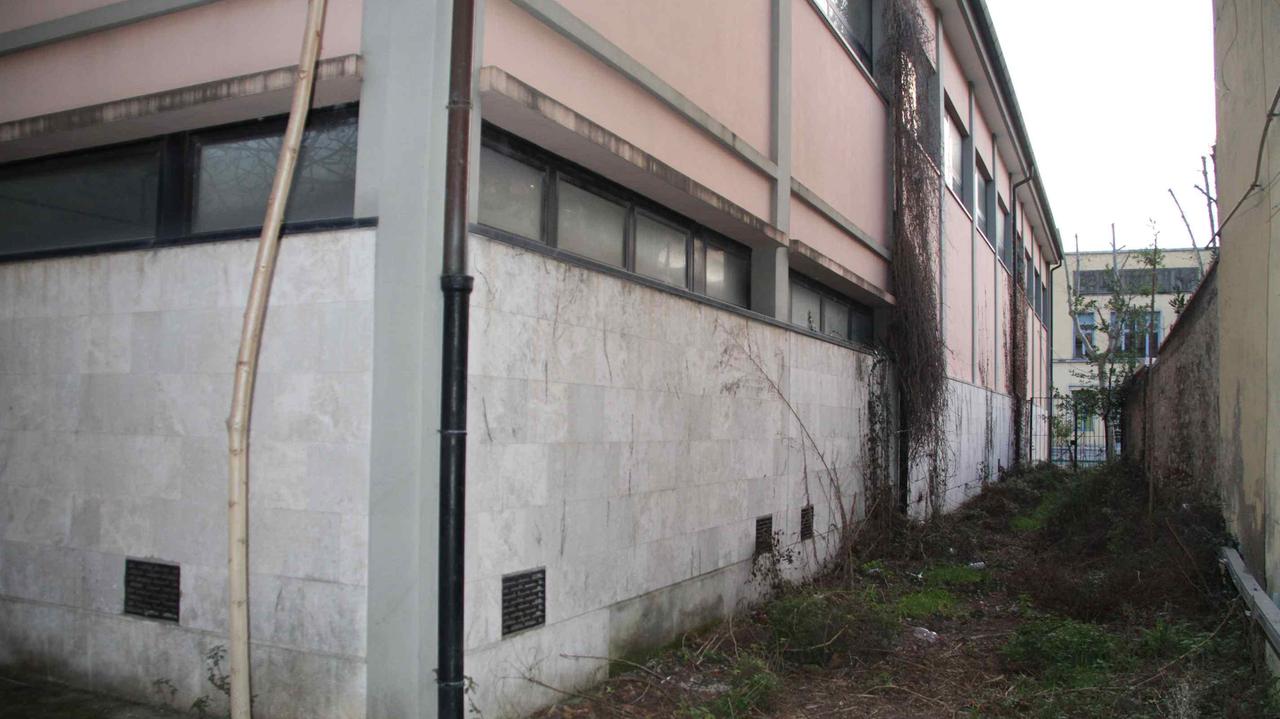 Degrado esterno alla palestra Etruria (foto Batavia)
