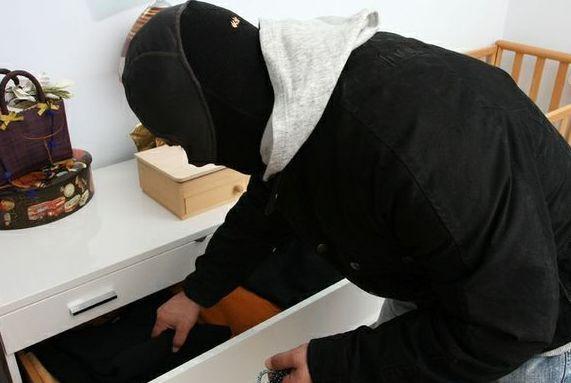 I ladri rompono l'inferriata con un palo ed entrano dalla finestra 