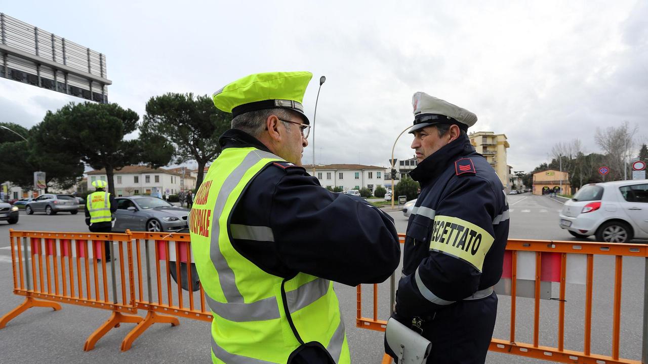 Uno dei vigili con la fascia di protesta