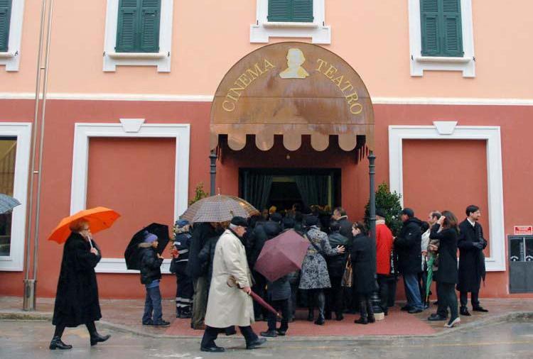 Teatro, buona la prima ma al freddo