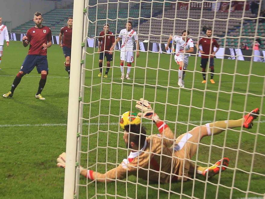 Un penalty inesistente manda il Grifone all’inferno 