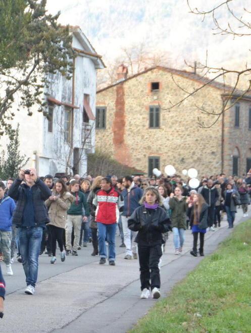 Palloncini bianchi silenzio e lacrime nel nome di Michael 