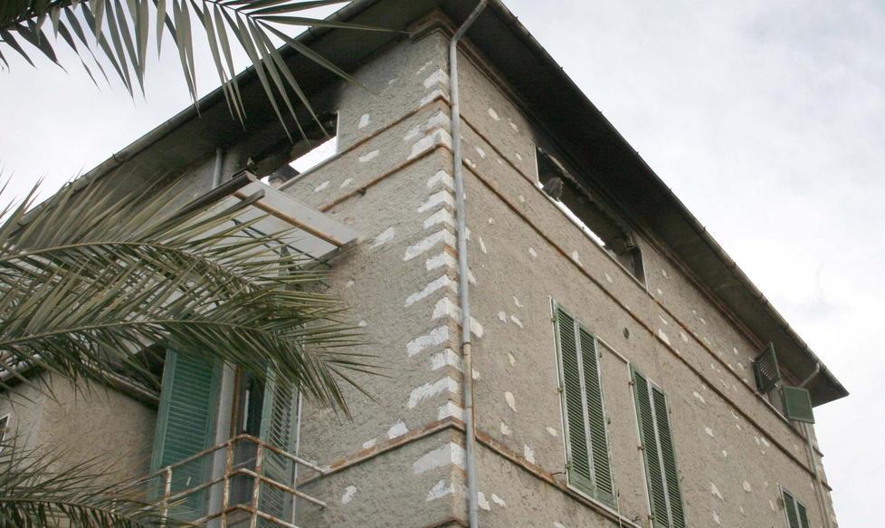 Soffitta a fuoco, evacuate tre persone