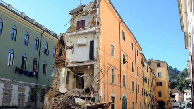 Crollo in via Carriona, un altro rinvio