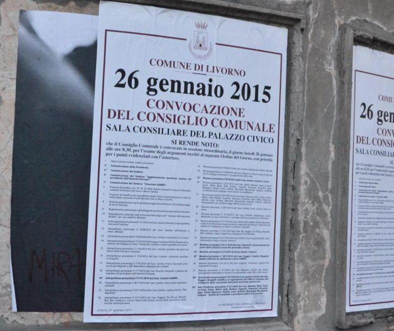 Poster misteriosi coperti dal Comune «Belli sì, ma quello spazio ci serve»