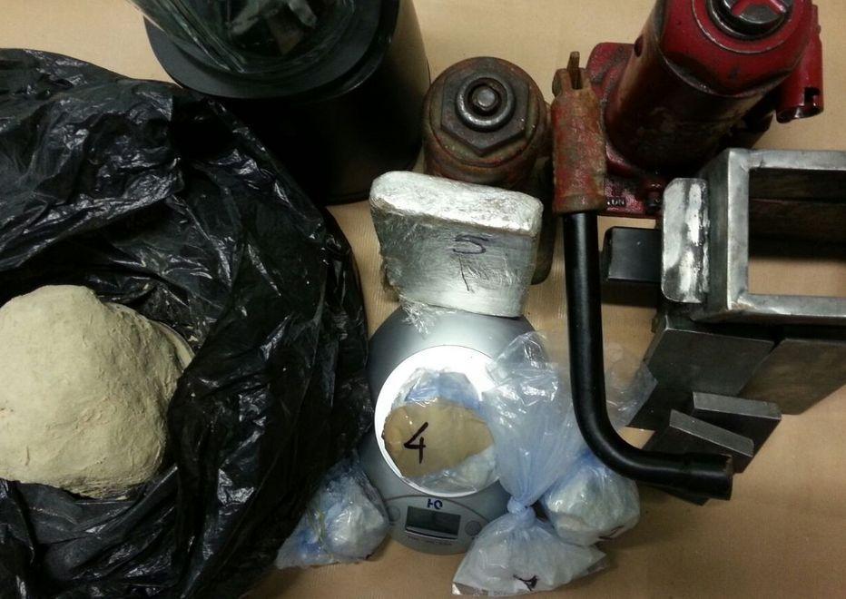 Più di 3 chili di eroina e 4 etti di cocaina in due appartamenti 