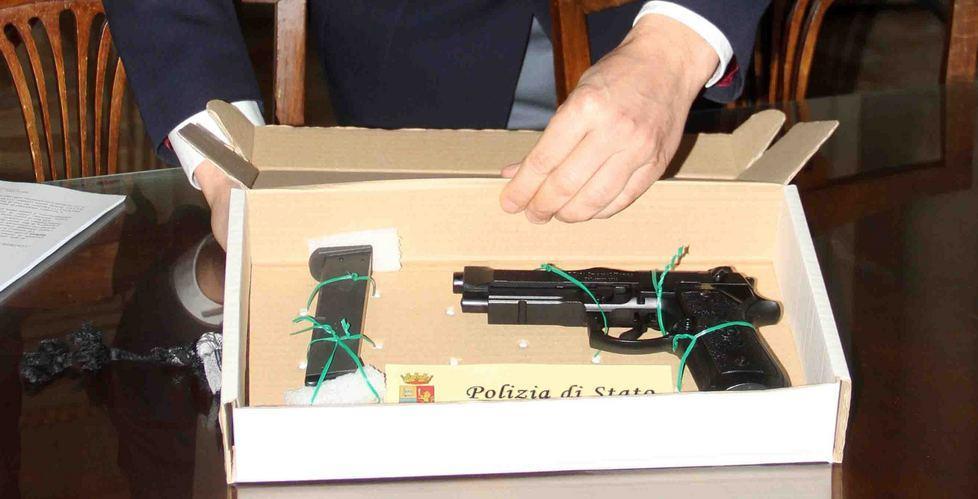 Rapinatore scivola, gli ostaggi scappano 