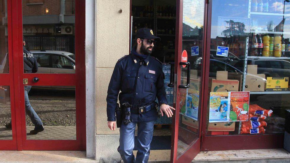 Espulsi quattro clandestini e sequestro in un minimarket