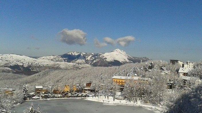 Buona nevicata e sole e l’Appennino fa il pieno di sciatori