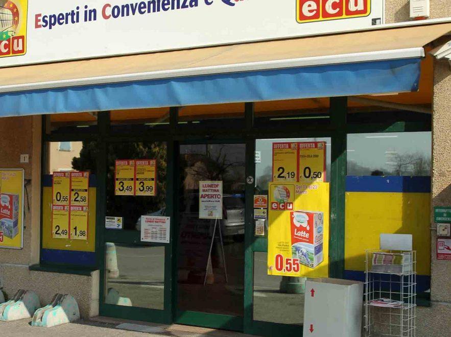 Distraggono la cassiera e rubano il denaro 